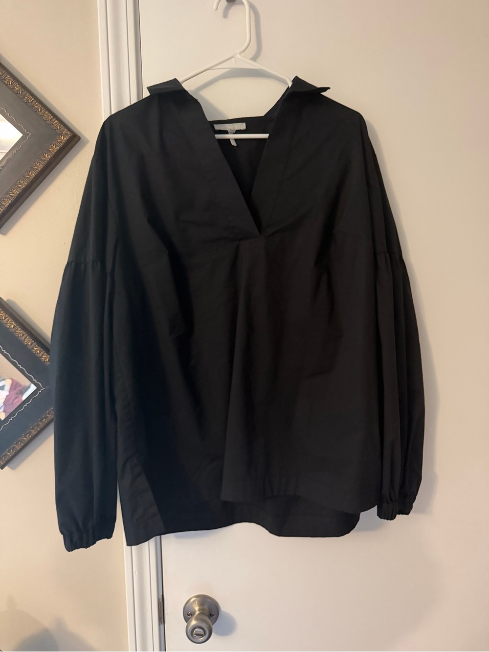 Relaxed Black V-Neck Poplin Blouse with Balloon Sleeves